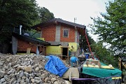 37 Il Rifugio del Gruppo Amici della Montagna di Costa Serina a buon punto